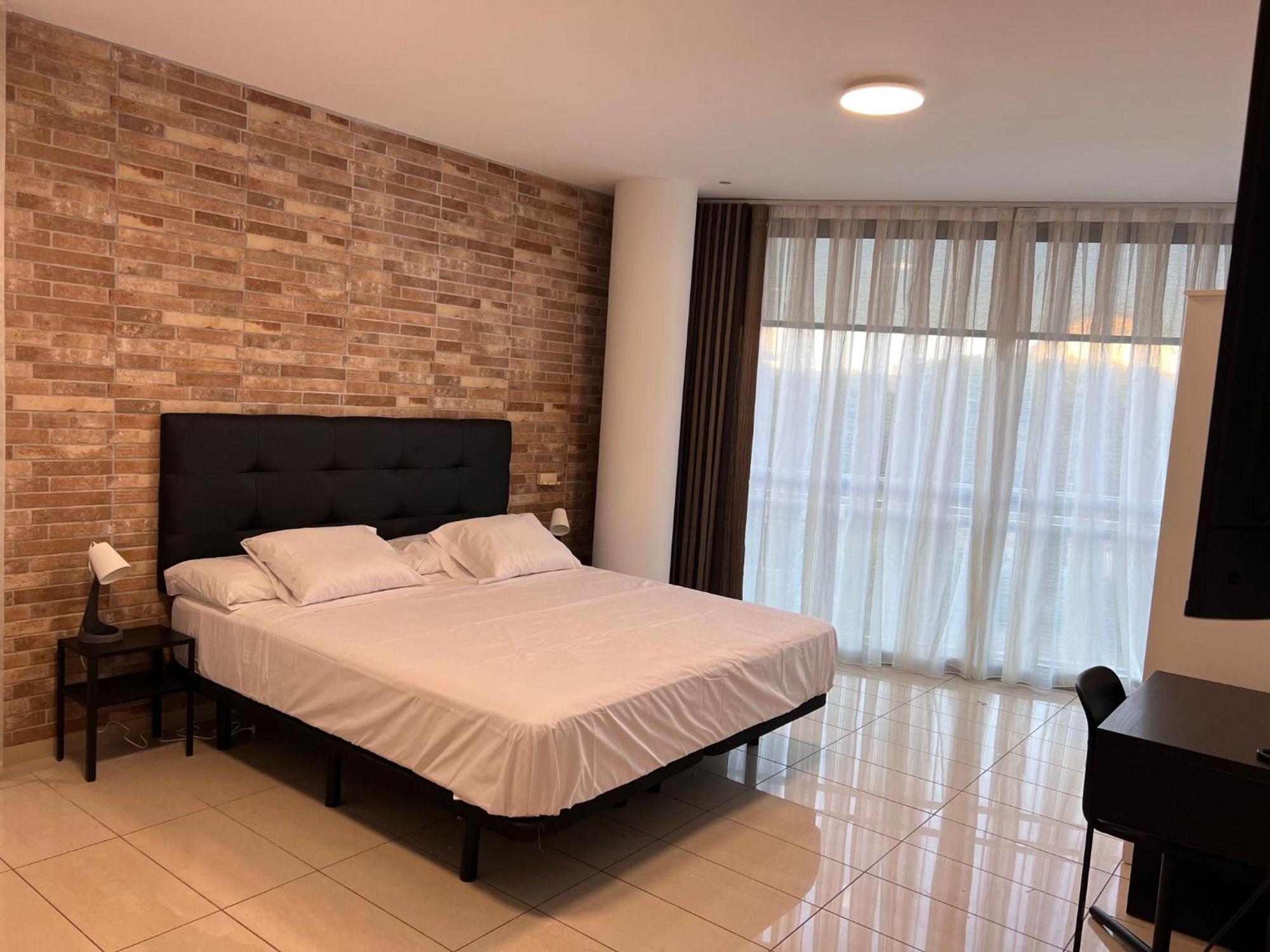 Fira Gran Via 2 - Private Rooms In A Shared Apartment - Habitaciones Privadas En Apartamento Compartido Οσπιταλέτ ντε Λιοβρεγάτ Εξωτερικό φωτογραφία