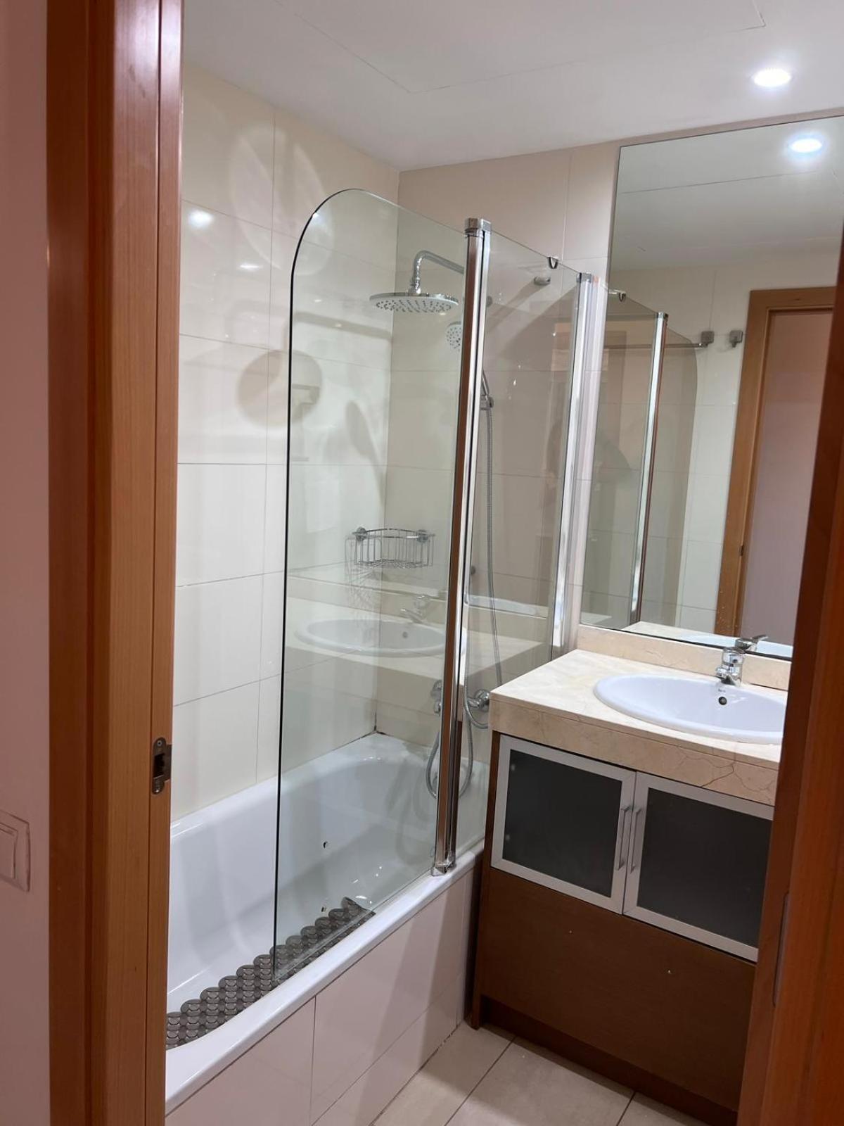 Fira Gran Via 2 - Private Rooms In A Shared Apartment - Habitaciones Privadas En Apartamento Compartido Οσπιταλέτ ντε Λιοβρεγάτ Εξωτερικό φωτογραφία